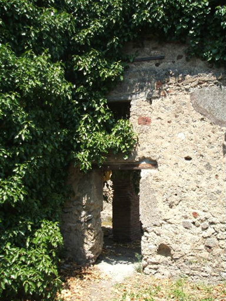 VII.4.39 Pompeii. May 2005.  Doorway to workshop.