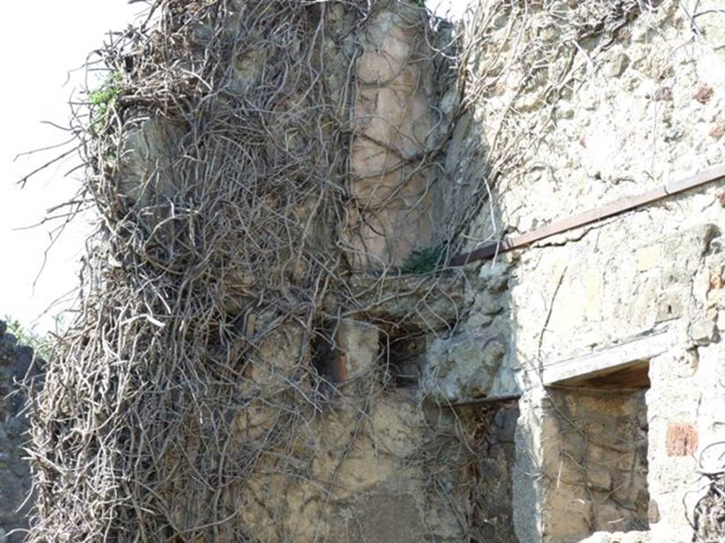 VII.4.39 Pompeii. March 2009. Upper wall above doorway to workshop in north wall..