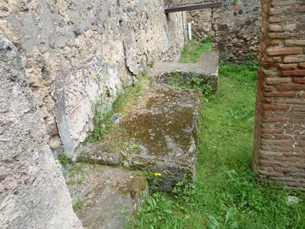 VII.4.39 Pompeii. May 2010. Water Basin, Tank or Vat in workshop, looking east.