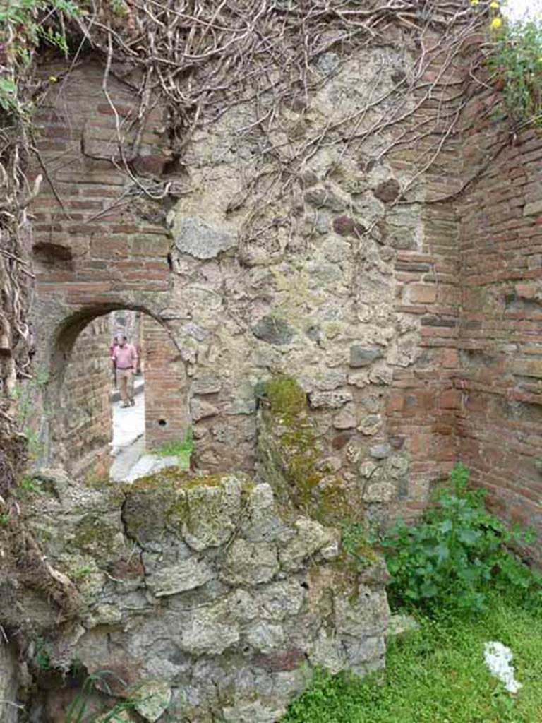 VII.4.40 Pompeii. May 2010. Steps to upper floor on south side.