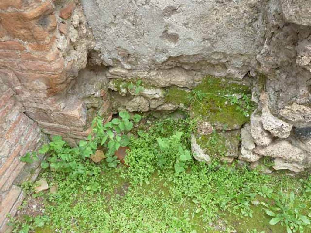 VII.4.41 Pompeii. May 2010. Latrine on south side of entrance.