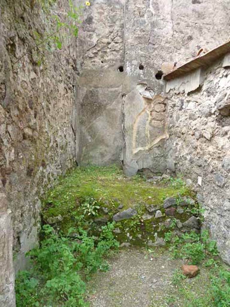 VII.4.42 Pompeii. May 2010. Looking west to stone bed.