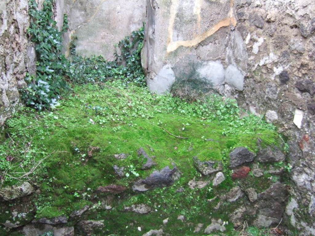 VII.4.42 Pompeii. December 2005. Stone bed.