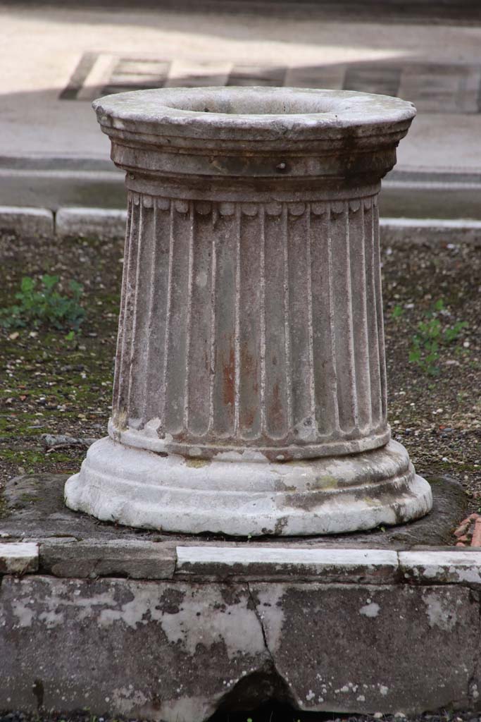 VII.4.48 Pompeii. October 2020. Room 2, puteal in atrium. Photo courtesy of Klaus Heese.

