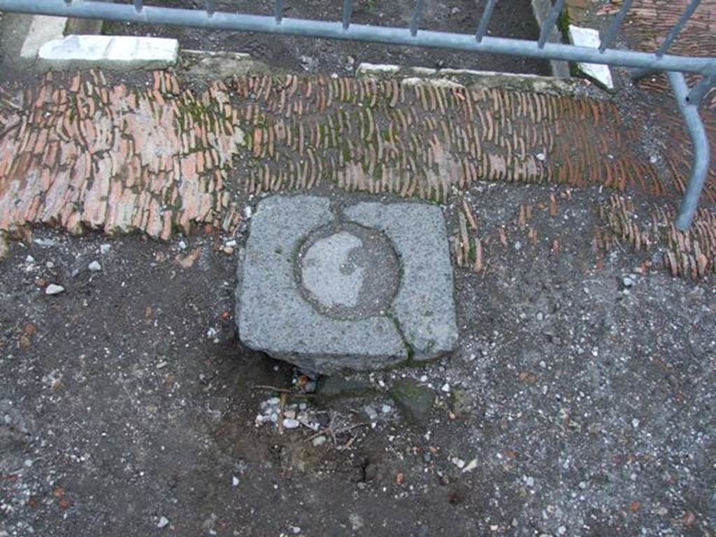VII.4.48 Pompeii. December 2007. Room 2, atrium with black lava cistern head.