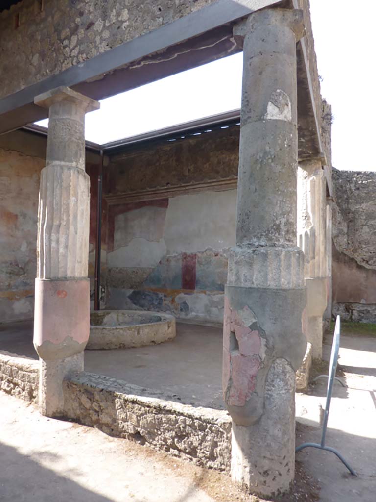 VII.4.48 Pompeii. October 2014. Room 17, looking west from doorway, across peristyle.
Foto Annette Haug, ERC Grant 681269 DCOR.
