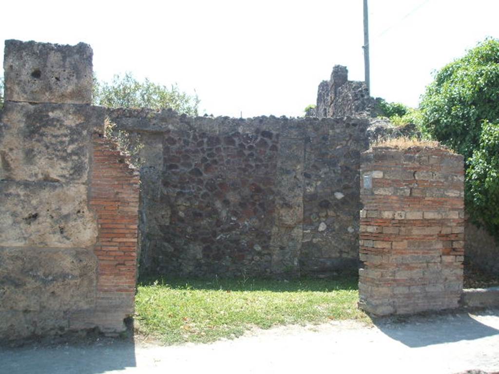 VII.4.53 Pompeii. May 2005. Looking south from entrance across shop.
According to Eshebach, on the right was the staircase to the upper floor, with a doorway to the latrine under the separate stairs at VII.4.54.
On the left was the Lararium. This is mentioned by Eschebach, but not by Fiorelli, or Boyce. See Eschebach, L., 1993. Gebudeverzeichnis und Stadtplan der antiken Stadt Pompeji. Kln: Bhlau. (p.282)

