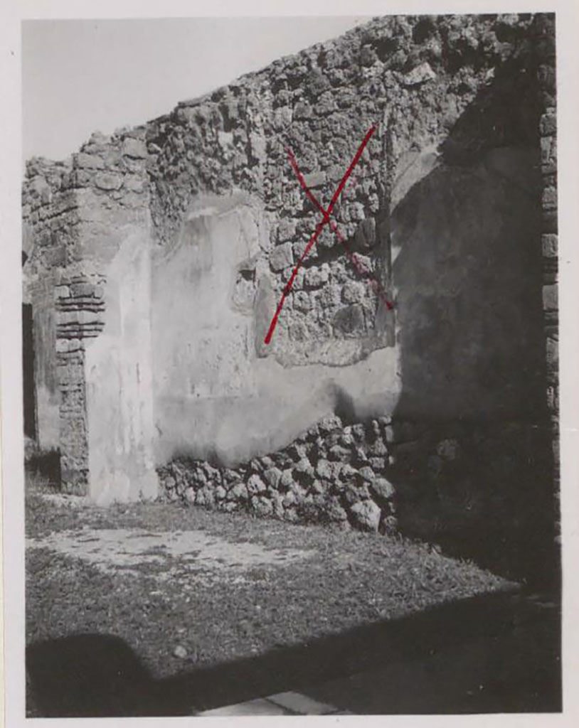 VII.4.56 Pompeii. Pre 1942. Room 9, looking north towards east wall of tablinum, with site of central painting marked with X.
See Warscher, T. 1942. Catalogo illustrato degli affreschi del Museo Nazionale di Napoli. Sala LXXIX. Vol.1. Rome, Swedish Institute.
