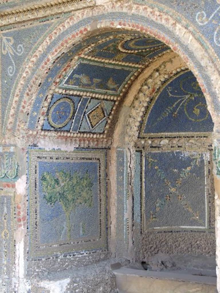 VII.4.56 Pompeii.  March 2009. East side of niche of Fountain.