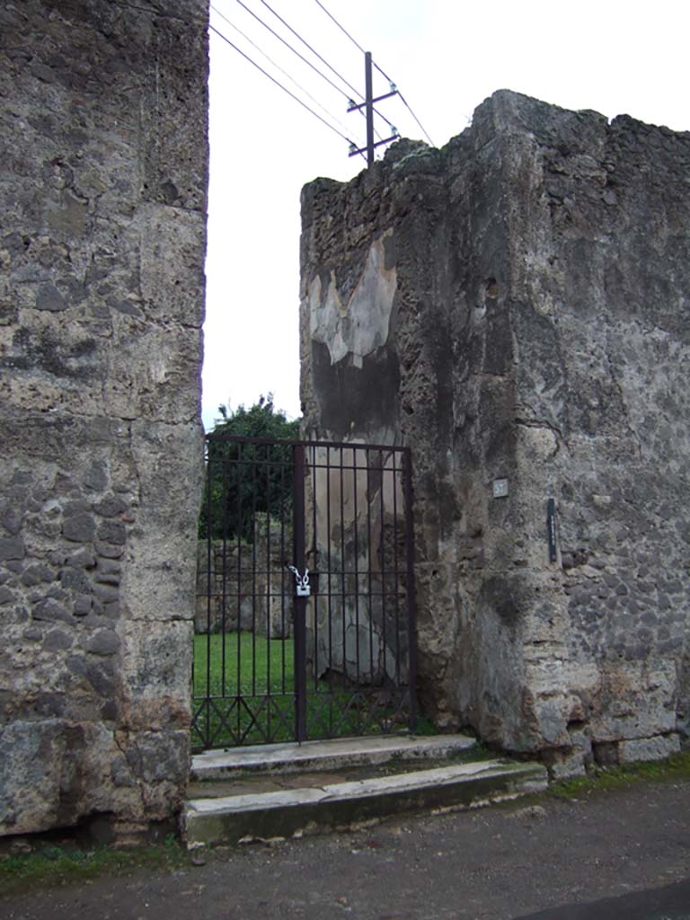 VII.4.57 Pompeii. December 2005. Entrance doorway, looking south-west.