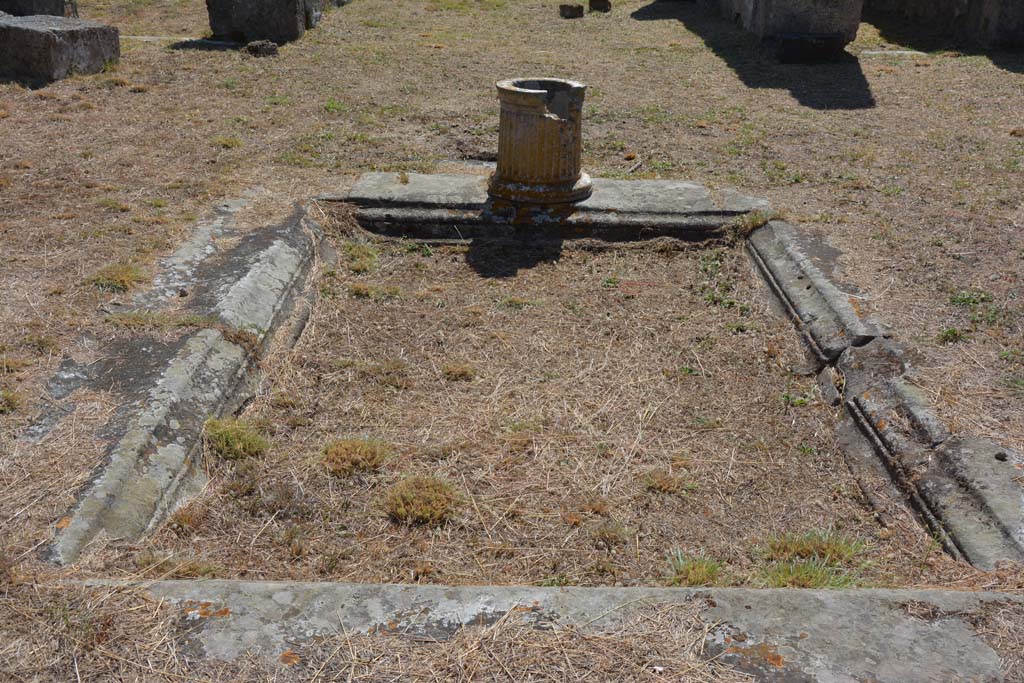 VII.4.57 Pompeii. September 2019. Room 1, looking south across Piperno stone edged impluvium in atrium, with marble puteal.
Foto Annette Haug, ERC Grant 681269 DÉCOR.
(PPM and Avellino – room b, atrium, area c, impluvium).

