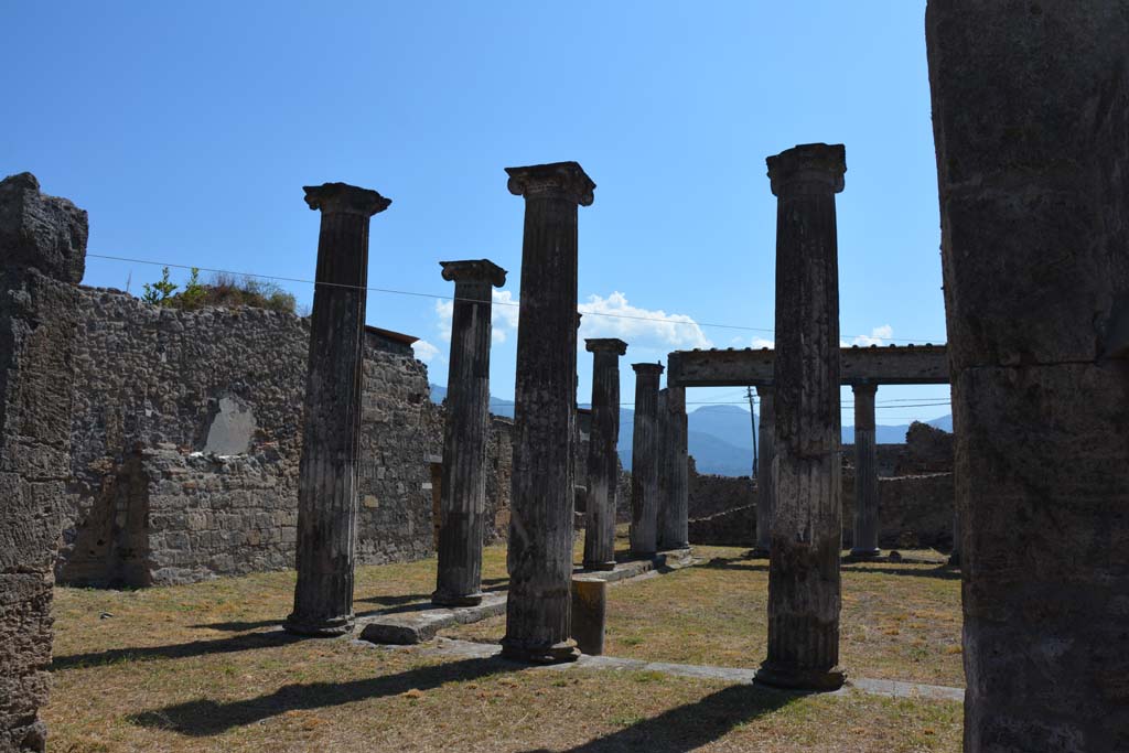VII.4.57 Pompeii. September 2019. Looking south-east from tablinum 7 towards portico and peristyle.
Foto Annette Haug, ERC Grant 681269 DÉCOR.
