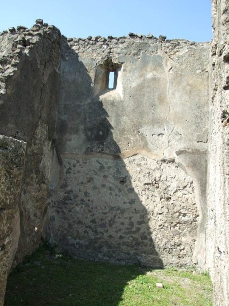 VII.4.57. Pompeii.  March 2009.  Room 13.  Porter’s room. North wall with window onto Via della Fortuna.