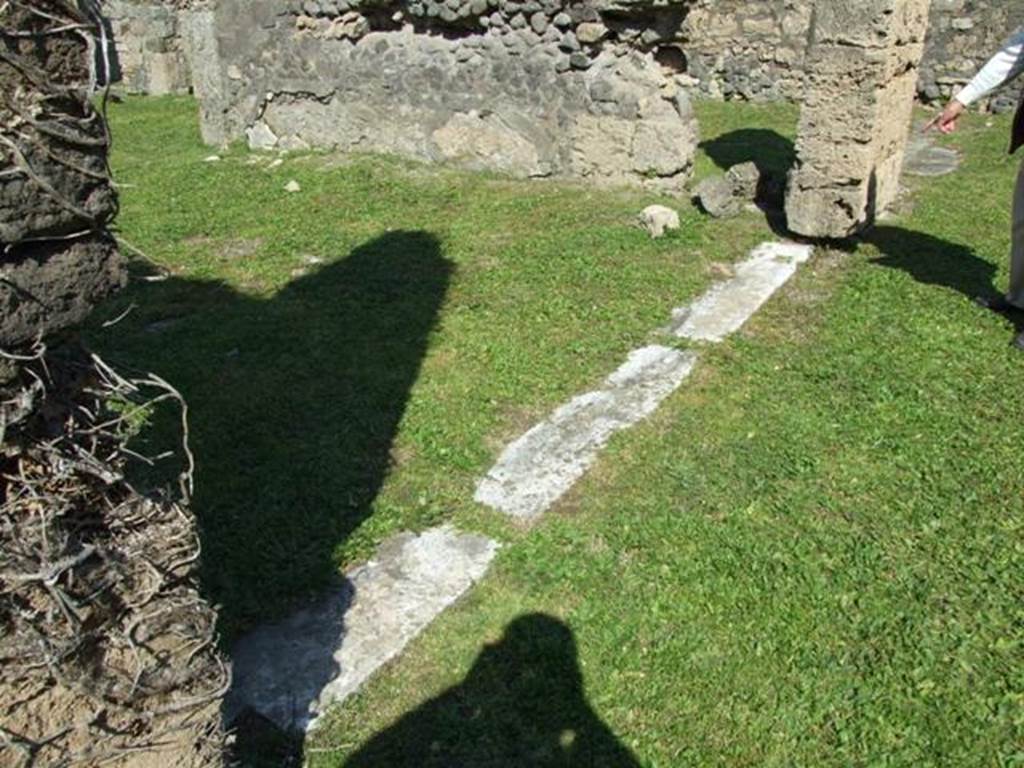 VII.4.57. Pompeii.  March 2009.   Room 7.  Sill on south side of Tablinum joining the North Portico.