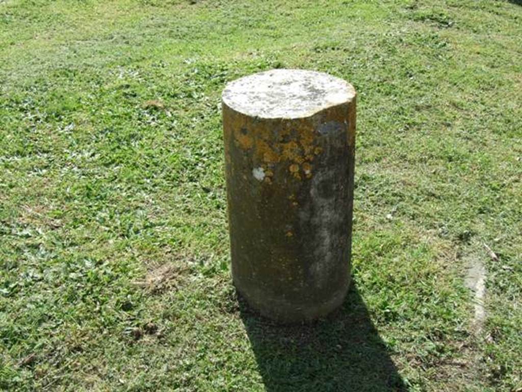 VII.4.57. Pompeii.  March 2009.  North east corner of Peristyle. Sundial carved onto a marble column.