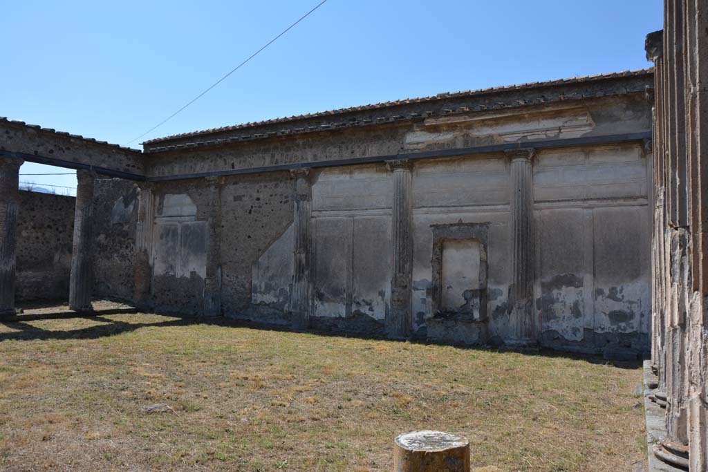 VII.4.57 Pompeii. September 2019. 
Looking towards west wall of peristyle and sundial carved onto top of the marble column, lower centre right.
Foto Annette Haug, ERC Grant 681269 DÉCOR.
