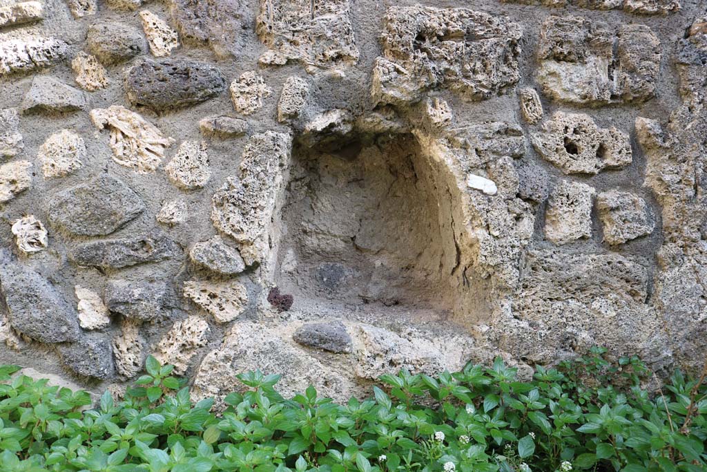 VII.4.57 Pompeii. December 2018. Room 16, looking towards east wall with niche. Photo courtesy of Aude Durand.