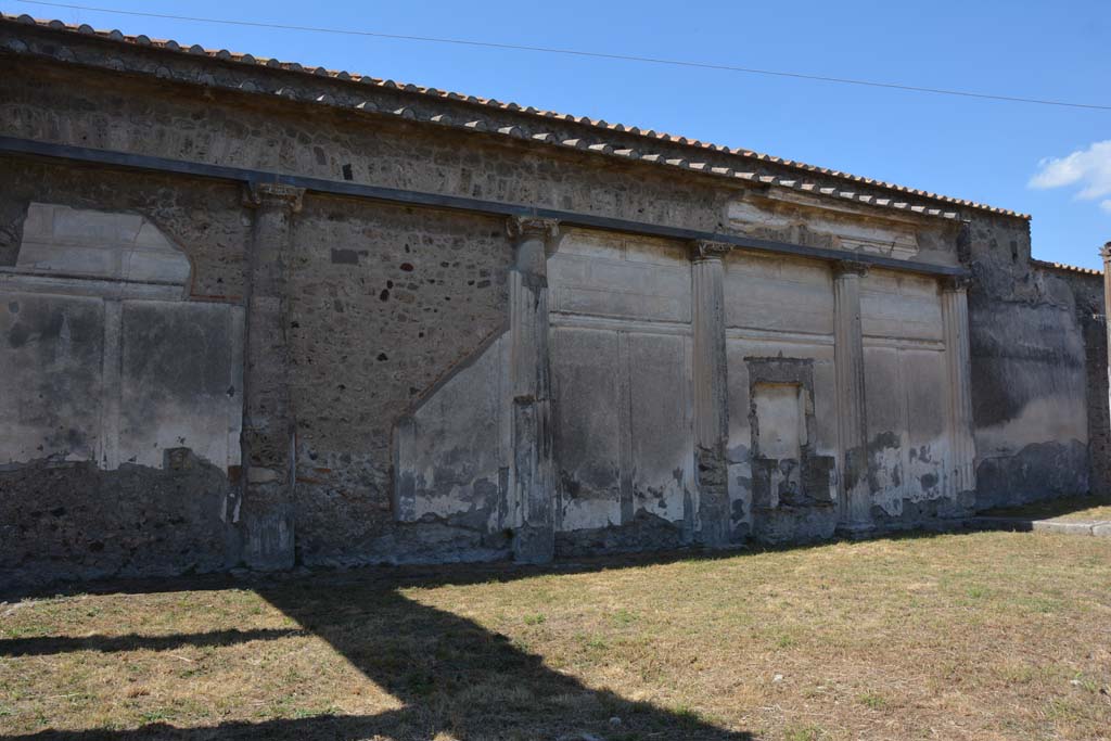 VII.4.57 Pompeii. September 2019. West wall of peristyle, looking north towards north-west corner, on right.
Foto Annette Haug, ERC Grant 681269 DÉCOR.

