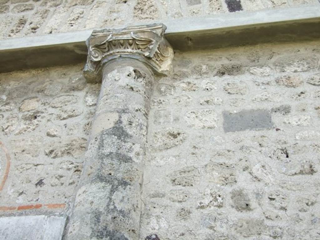VII.4.57. Pompeii.  March 2009. Peristyle.  Upper West Wall.  Detail of columns.