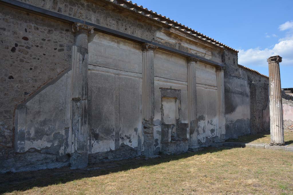 VII.4.57 Pompeii. September 2019. Looking north along west wall towards north portico at west end.
Foto Annette Haug, ERC Grant 681269 DÉCOR.
