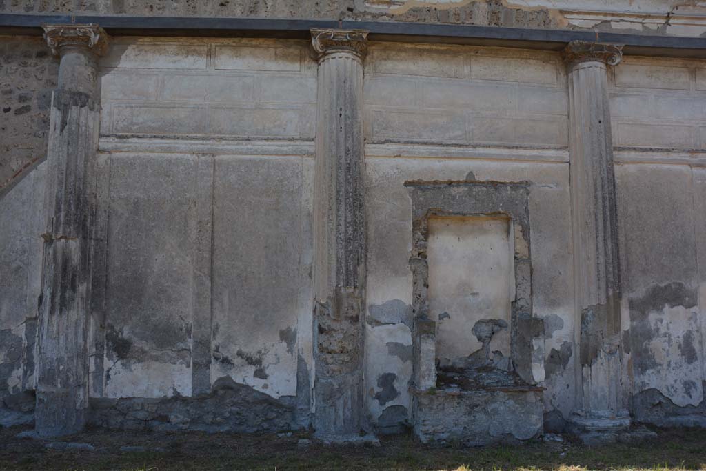 VII.4.57 Pompeii. September 2019. West wall of peristyle with remains of aedicula Lararium
Foto Annette Haug, ERC Grant 681269 DÉCOR.

