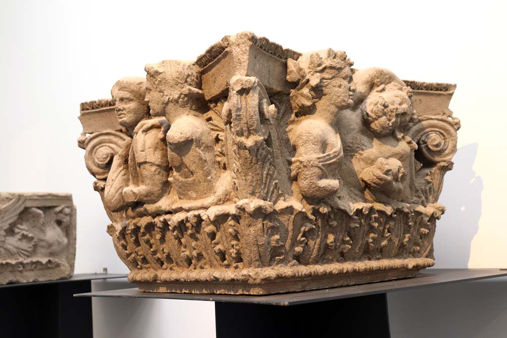 VII.4.57 Pompeii. February 2021. House capital from top of right (west) pillar of entrance, photographed in Antiquarium.
On the left, the figures of a man and woman. This would have faced into the vestibule on the top of right-hand side of entrance.
Photo courtesy of Fabien Bièvre-Perrin (CC BY-NC-SA).