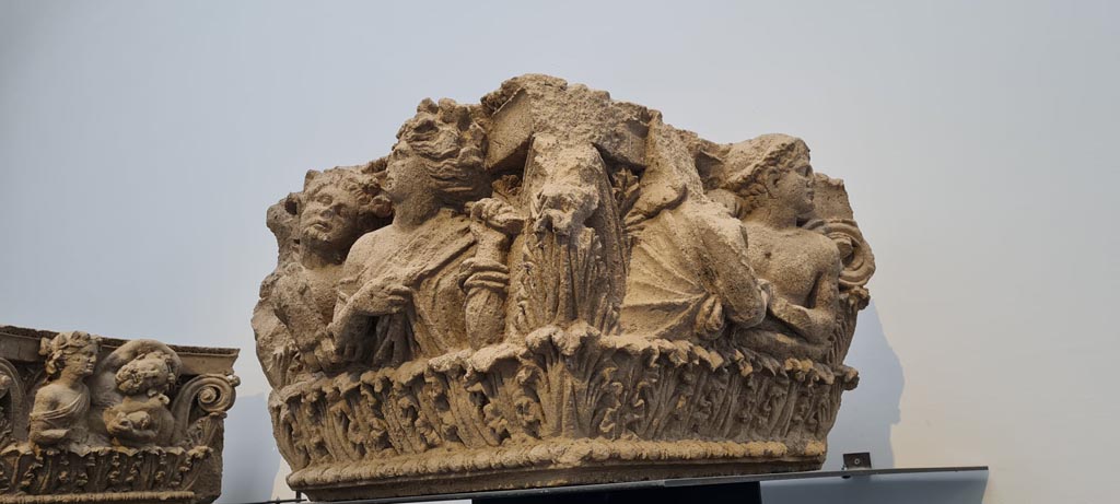 VII.4.57 Pompeii. April 2022.
Figured capital from left hand (east) side of entrance doorway, on display in Antiquarium. Photo courtesy of Giuseppe Ciaramella.