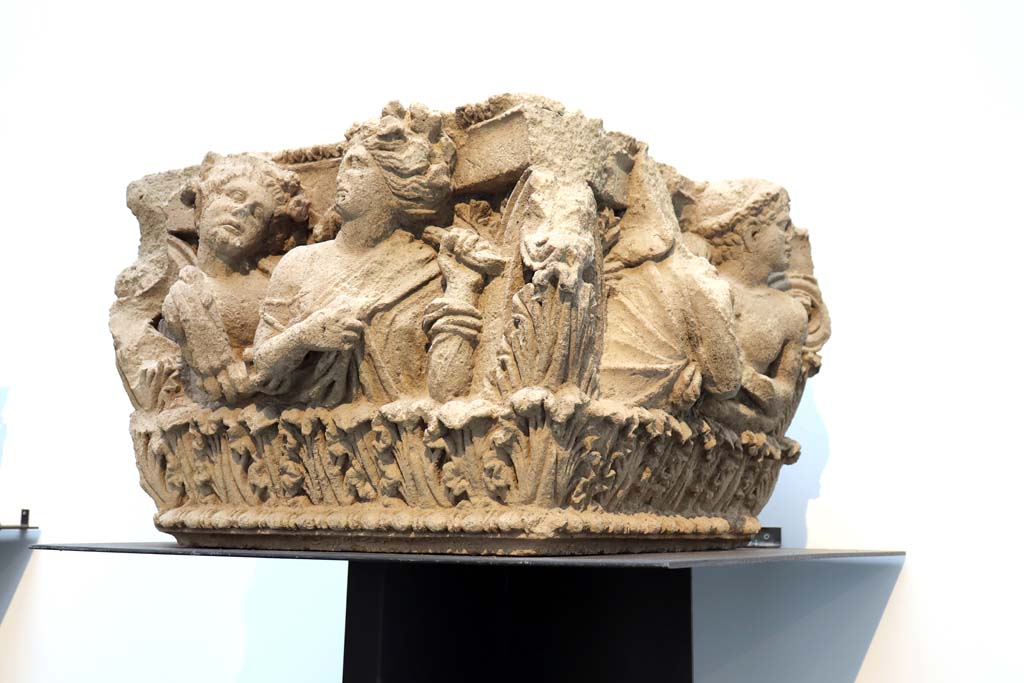 VII.4.57 Pompeii. February 2021.
Capital from left (east) side of doorway, on display in Antiquarium. Photo courtesy of Fabien Bièvre-Perrin (CC BY-NC-SA).