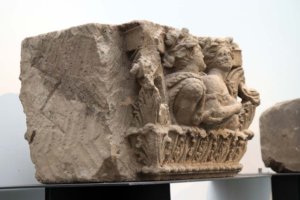 VII.4.57 Pompeii. February 2021.
Detail of capital from left (east) side of doorway, on display in Antiquarium.
This side of the capital would have faced the Via della Fortuna on the top of left-hand side of entrance.
Photo courtesy of Fabien Bièvre-Perrin (CC BY-NC-SA).