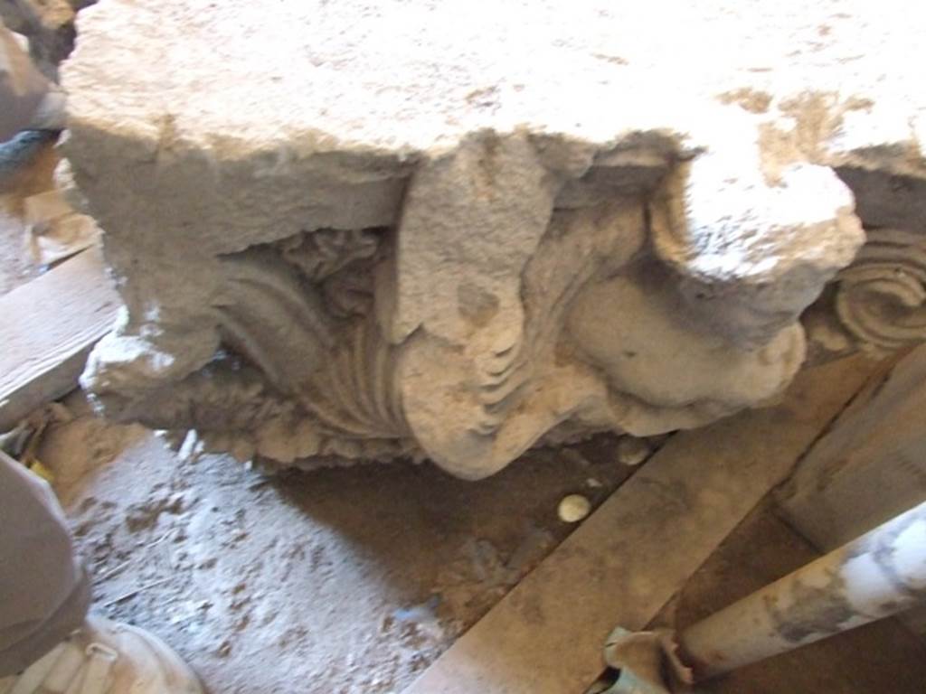 VII.4.57 Pompeii. December 2006, on display in Forum Granaio at VII.7.29.
Figures of a man and woman on a capital. This faced into the vestibule on the top of left-hand side of entrance.