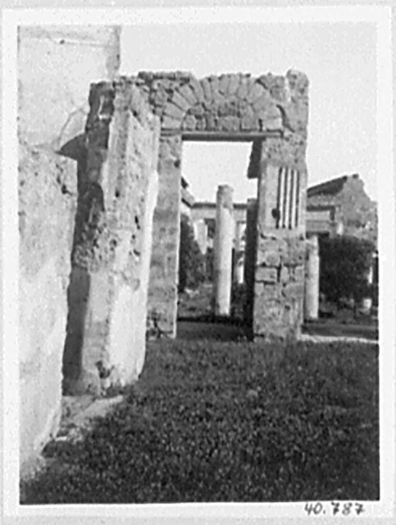VII.4.59 Pompeii. c.1940. Looking south past cubiculum i to doorway to room m.
DAIR 40.787. Photo © Deutsches Archäologisches Institut, Abteilung Rom, Arkiv.
See http://arachne.uni-koeln.de/item/marbilderbestand/936324