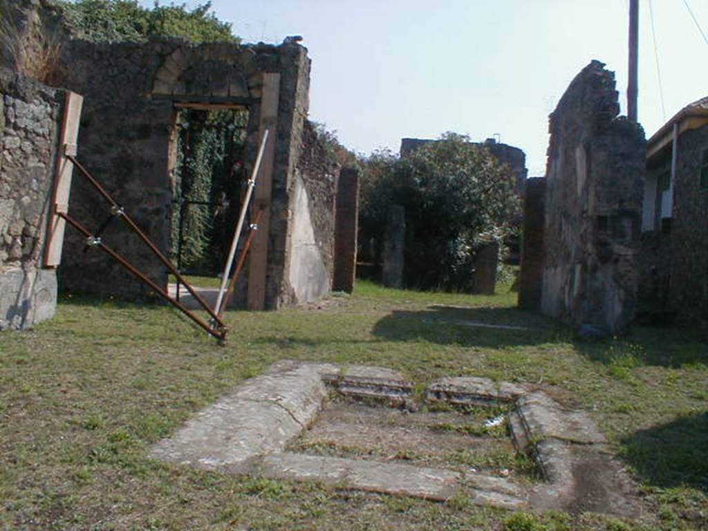 VII.4.59 Pompeii. September 2004. Looking south through atrium to tablinum l.