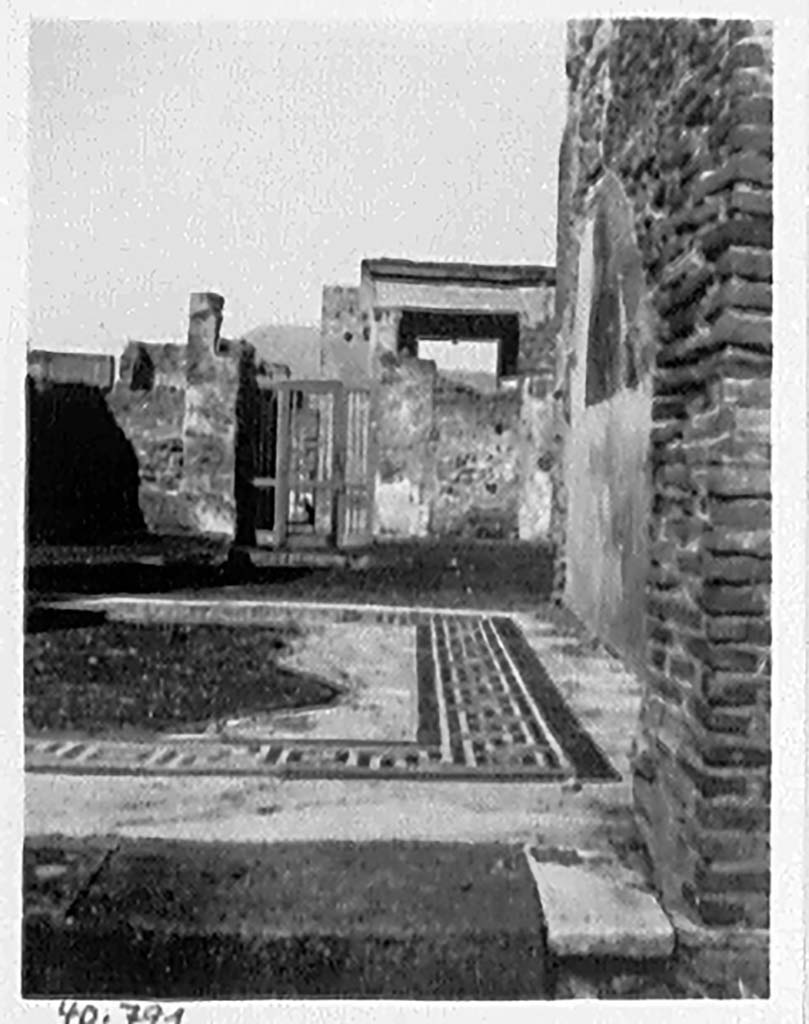 VII.4.59 Pompeii. c.1940. East wall and mosaic floor of tablinum l, looking north.
DAIR 40.791. Photo © Deutsches Archäologisches Institut, Abteilung Rom, Arkiv.
See http://arachne.uni-koeln.de/item/marbilderbestand/936326