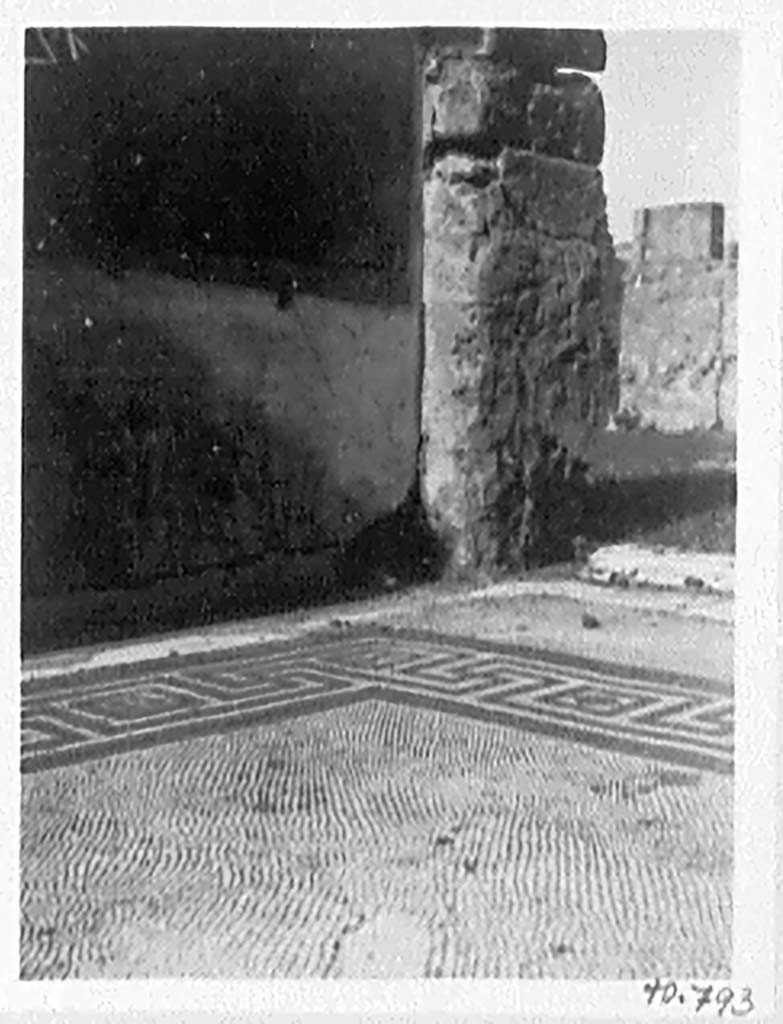 VII.4.59 Pompeii. c.1940. Mosaic floor of oecus m.
DAIR 40.793. Photo © Deutsches Archäologisches Institut, Abteilung Rom, Arkiv.
See http://arachne.uni-koeln.de/item/marbilderbestand/936326
