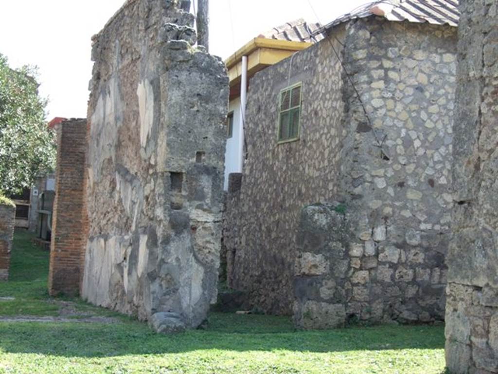 VII.4.59 Pompeii. March 2009. Corridor or andron n to peristyle o, and ala j on west side of atrium.