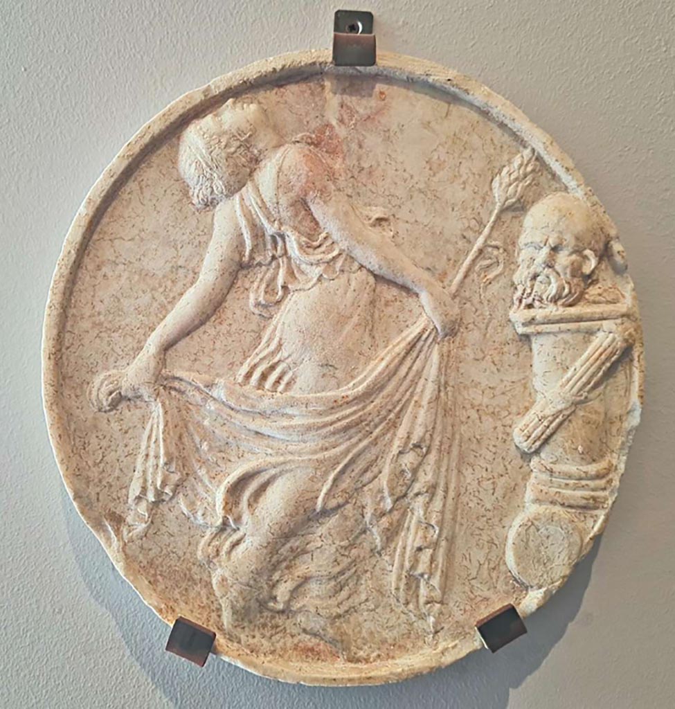 VII.4.59 Pompeii. October 2023. Peristyle o, double sided oscillum (side B) with a maenad. On the reverse is a satyr.
Marble decorative hanging relief (oscilla) showing a dancing Maenad in front of an altar, inv. 6641. Photo courtesy of Giuseppe Ciaramella. 
On display in “L’altra MANN” exhibition, October 2023, at Naples Archaeological Museum.
