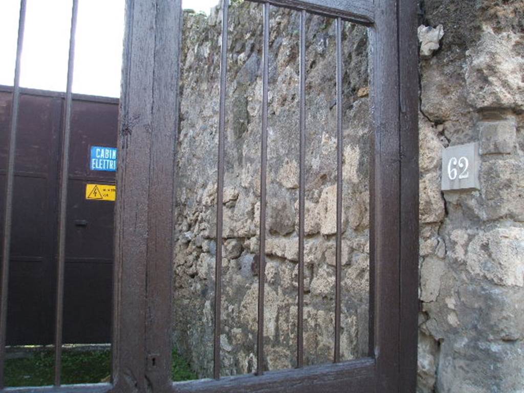VII.4.62 Pompeii. December 2005. Lookiong south along west wall of fauces. (Now obscured by an electricity substation)