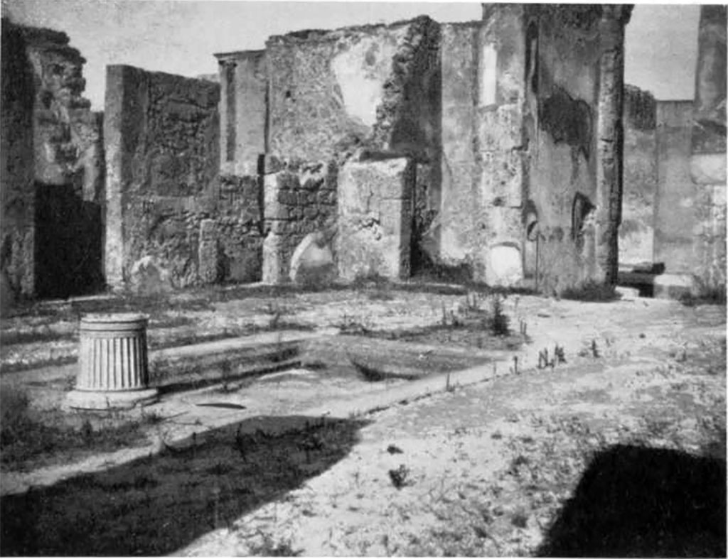 VII.4.62 Pompeii. Pre 1936. Atrium, looking north-west. Photo by Tatiana Warscher.
The entrance doorway (fauces) is on the right, in the centre of the photo is a doorway to a cubiculum.
On the left is the doorway to the cubiculum, (with photos below from VII.4.63, etc), followed by the entrance to the stairs to the upper floor.
