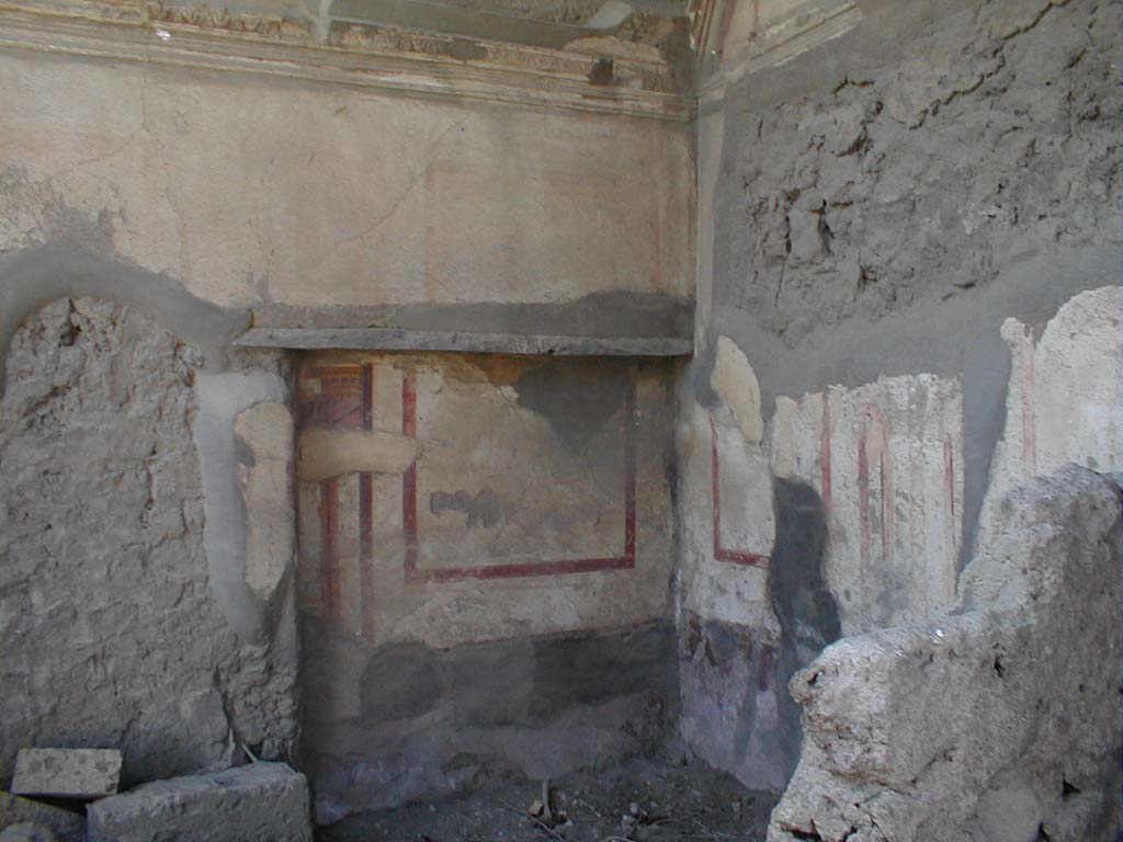VII.4.62 from VII.4.63 Pompeii.
South-west corner of cubiculum, with recess for bed set into south wall, in centre. The west wall is on the right.