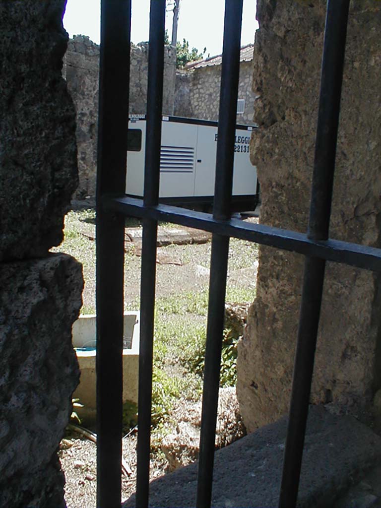VII.4.62 from VII.4.63 Pompeii. May 2005. Looking south-east into atrium, from end of stairs to upper floor.