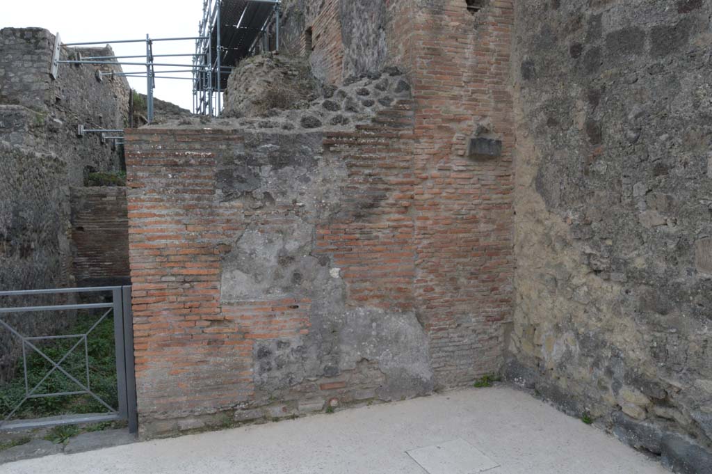 Via delle Terme, south side, Pompeii. March 2019. Looking from VII.5.7, on left, towards corner of wall with VII.5.8, on right.
Foto Taylor Lauritsen, ERC Grant 681269 DÉCOR.