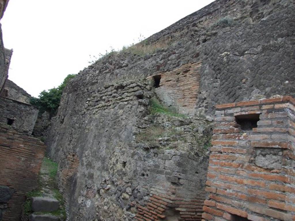 VII.5.7 Pompeii. December 2007. Wall of women’s baths on west side of entrance to Forum Baths boiler area.