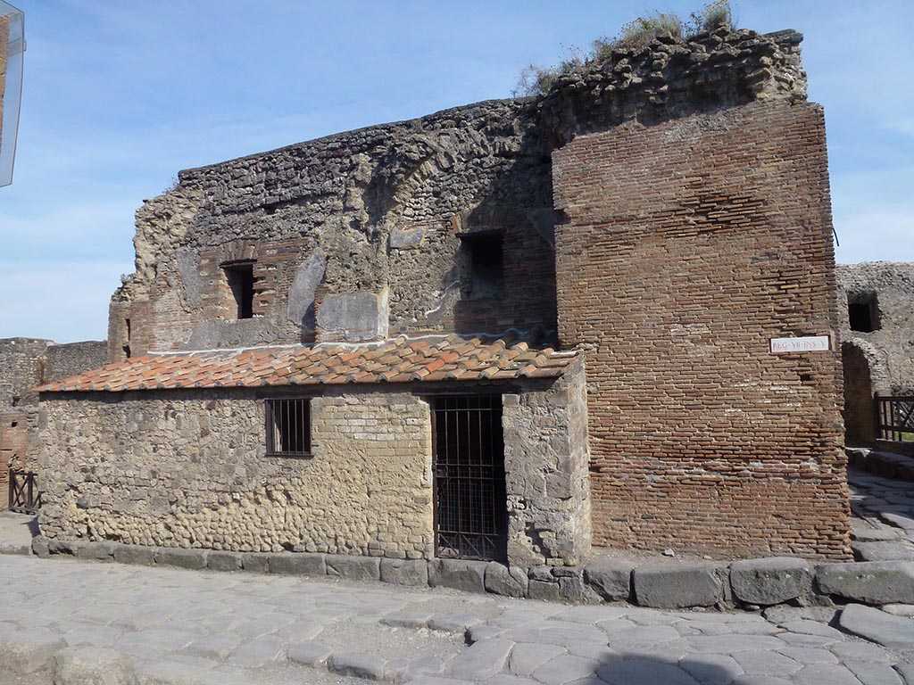 VII.5.8 Pompeii. June 2012. Looking south across Via delle Terme towards entrance doorway. Photo courtesy of Michael Binns.
The women's baths, smaller than the men's, had an independent entrance VII.5.8 along Via delle Terme (43); this measure was obviously necessary to maintain a clear separation between the two sectors. Upon entering, the first room consists of the vestibule in which there are seats (44) along the walls intended for the spa attendants or the slaves who accompanied their mistresses; subsequently you enter through a short corridor (45) the apodyterium (46), or the changing room.
See PAP E-Journal 02 – 8.3.2024, p. 5 fig. 6.