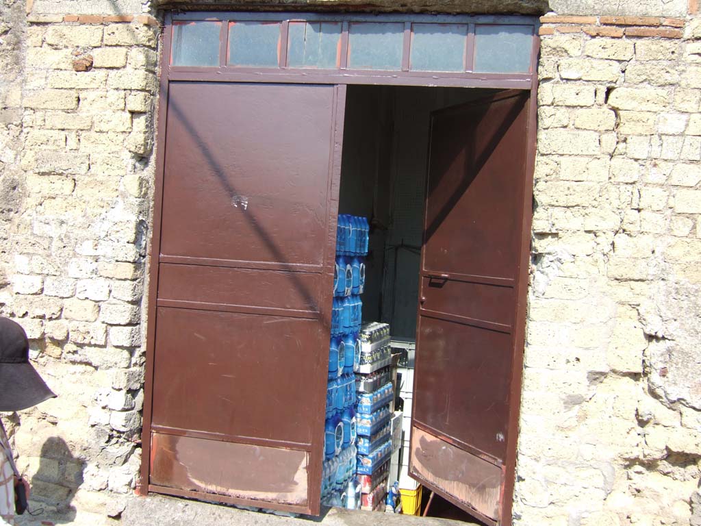 VII.5.12 Pompeii. September 2005. Entrance (3 on plan) leading to bath’s portico, courtyard and to men’s baths.
According to Niccolini (see plan) there were:
A comfort area with latrine (4).
The baths courtyard (5) with a portico (7) and stone benches (8).
An oecus or exedra (9)
A corridor (13) leading to the men’s changing room (14).
A corridor (10) leading to a small latrine (11) and the entrance (12) on the Via del Foro (VII.5.24).
See Niccolini F, 1890. Le case ed i monumenti di Pompei: Volume Terzo. Napoli.