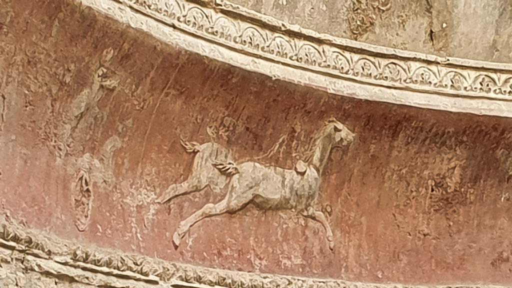 VII.5.24 Pompeii. August 2021. Detail of a cupid on a two-horse chariot.
Foto Annette Haug, ERC Grant 681269 DÉCOR.