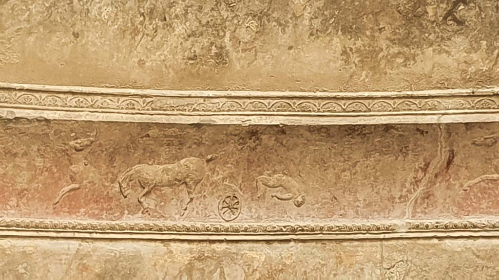 VII.5.24 Pompeii. August 2021. Frigidarium, detail of plasterwork with horses and chariot.
Foto Annette Haug, ERC Grant 681269 DÉCOR.