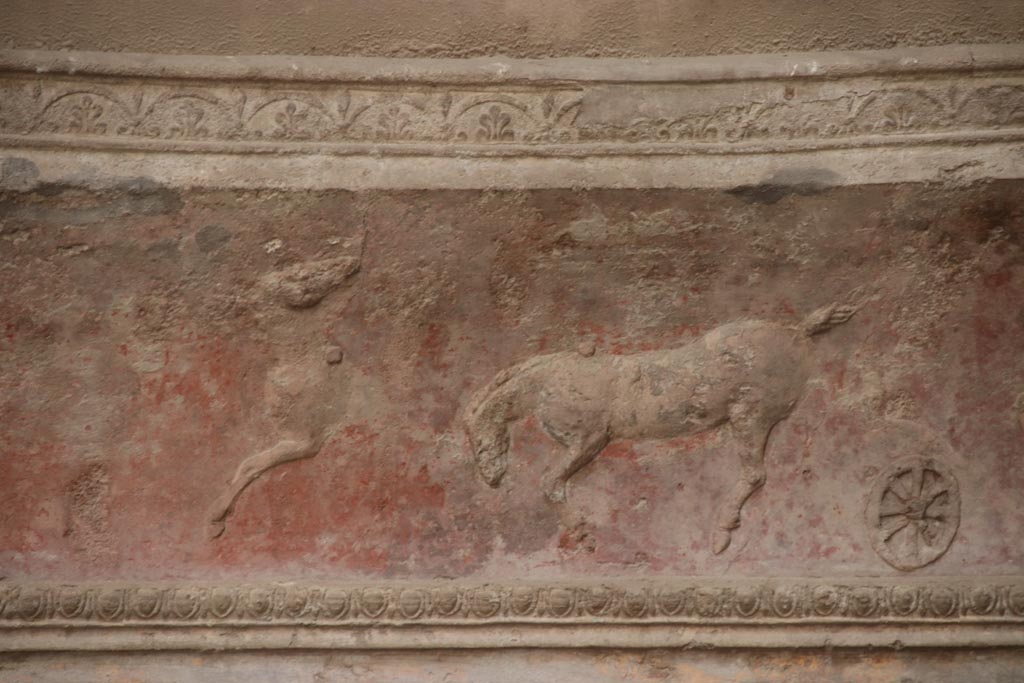 VII.5.24 Pompeii. October 2023. Frigidarium, detail of plasterwork with horses and chariot. Photo courtesy of Klaus Heese.