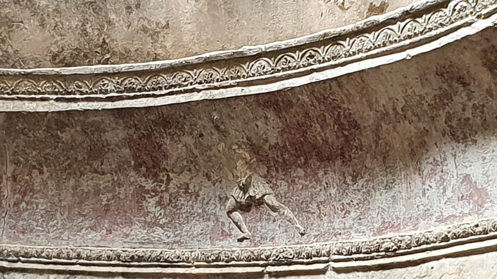 VII.5.24 Pompeii. August 2021. Frigidarium (19), detail of plasterwork cornice.
Foto Annette Haug, ERC Grant 681269 DÉCOR.