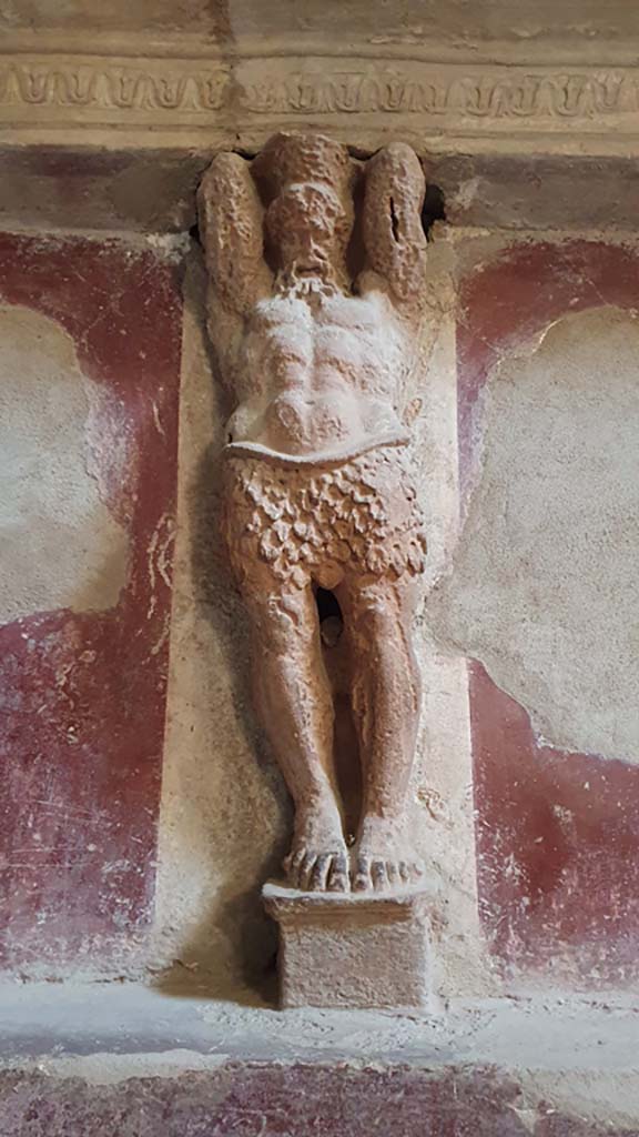 VII.5.24 Pompeii. August 2021.
Tepidarium 37, east wall, telamon separating niches.
Foto Annette Haug, ERC Grant 681269 DÉCOR.
