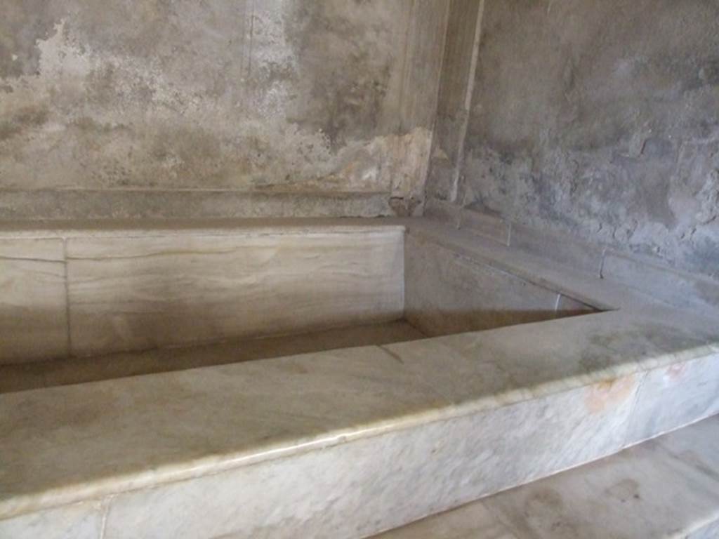 VII.5.24 Pompeii. December 2007. East end of marble hot bath in north end of caldarium (39).  